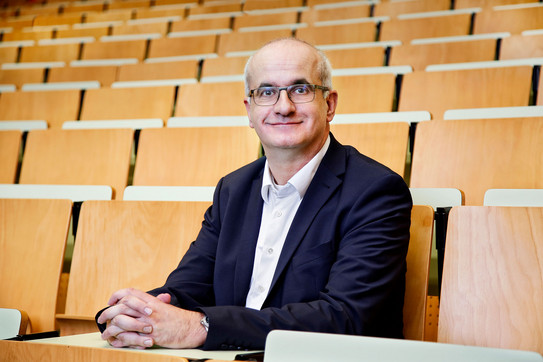 Portrait Manfred Bayer Der Rektor der TU Dortmund, Prof. Manfred Bayer, sitzt in einem Hörsaal der Universität.