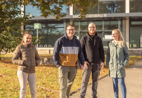 Auszubildende Maschinenbau Vier Auszubildende stehen draußen vor dem Maschinenbaugebäude der TU Dortmund.